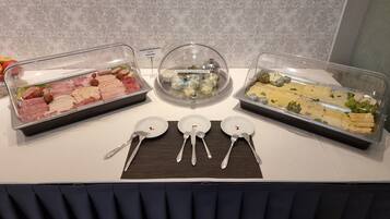 Tägliches Frühstücksbuffet (10 EUR pro Person)
