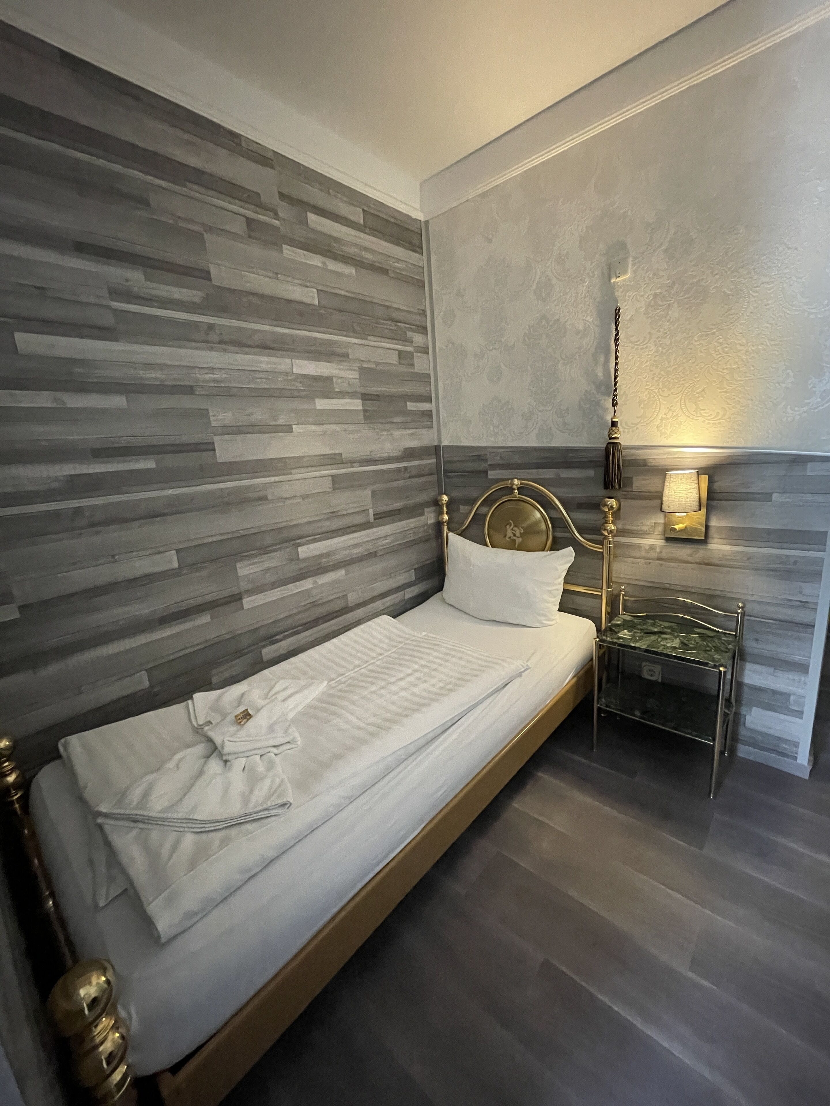 Premium bedding, desk, soundproofing, free WiFi