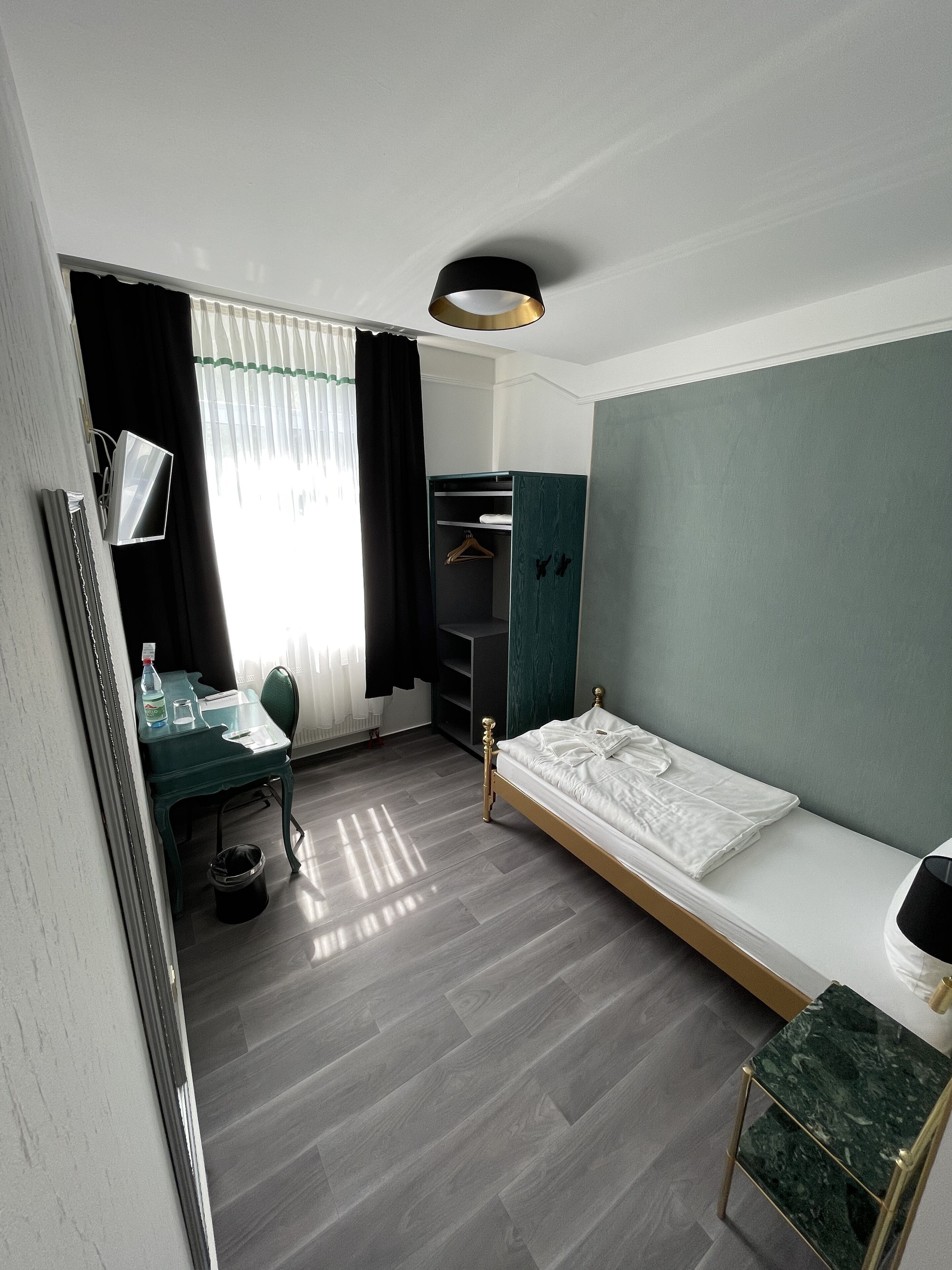 Premium bedding, desk, soundproofing, free WiFi