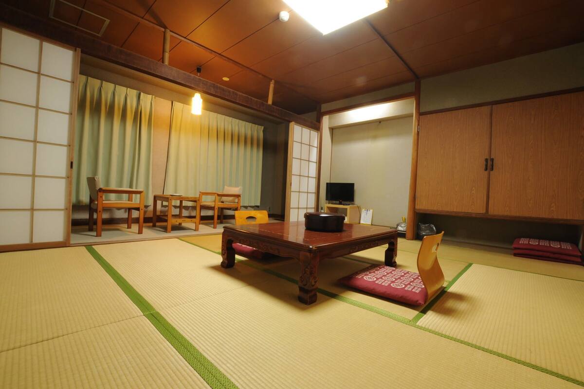 Tradisjonelt rom, delt bad (Japanese Style 10 Tatami-mats) | Skrivebord, skrivebord for bærbar PC og strykejern/-brett
