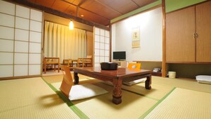 A traditional Japanese room with tatami flooring, a low wooden table, and sliding doors. - HOTEL Akenohoshi (Muroto)