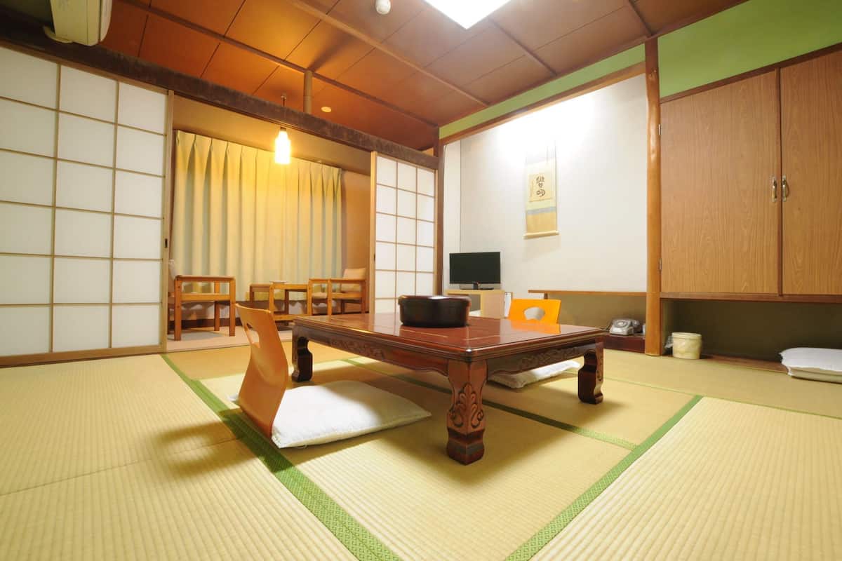 Tradisjonelt rom, privat bad (Japanese Style 8 Tatami-mats) | Skrivebord, skrivebord for bærbar PC og strykejern/-brett