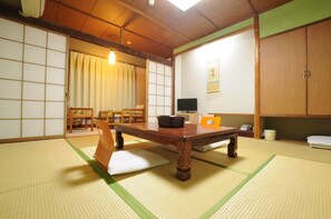 Traditional-Zimmer, eigenes Bad (Japanese Style 8 Tatami-mats) | Schreibtisch, laptopgeeigneter Arbeitsplatz, Bügeleisen/Bügelbrett
