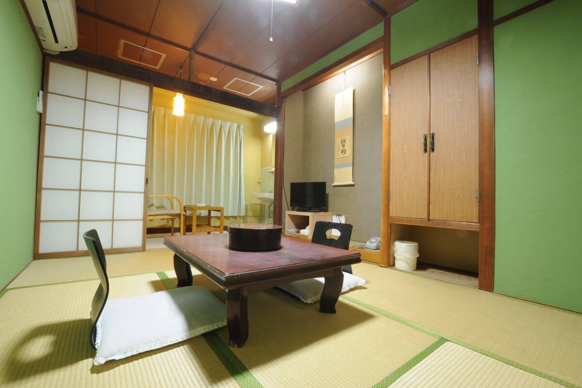 Tradisjonelt rom, delt bad (Japanese Style 6 Tatami-mats) | Skrivebord, skrivebord for bærbar PC og strykejern/-brett