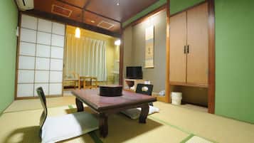Kamar Tradisional, kamar mandi umum (Japanese Style 6 Tatami-mats) | Meja kerja, ruang kerja ramah laptop, dan setrika/meja setrika