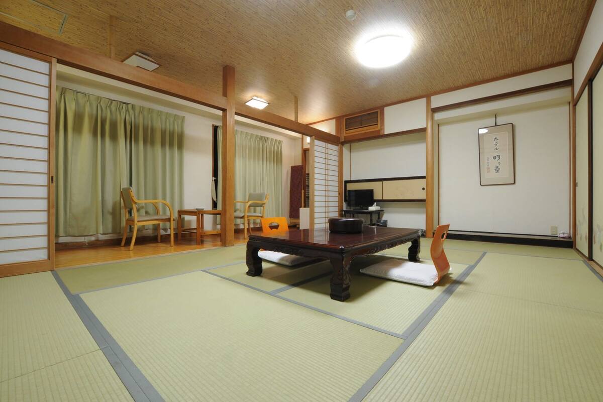 Tradisjonelt rom, delt bad (Japanese Style 12 Tatami-mats) | Skrivebord, skrivebord for bærbar PC og strykejern/-brett
