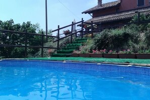 สระว่ายน้ำกลางแจ้ง