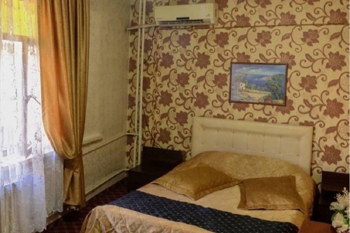 1 slaapkamer, luxe beddengoed, een bureau, een strijkplank/strijkijzer