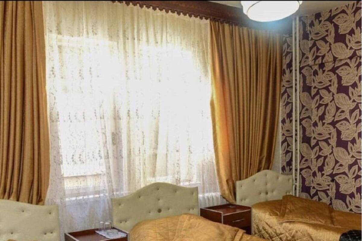 Driepersoonskamer | 1 slaapkamer, luxe beddengoed, een bureau, een strijkplank/strijkijzer