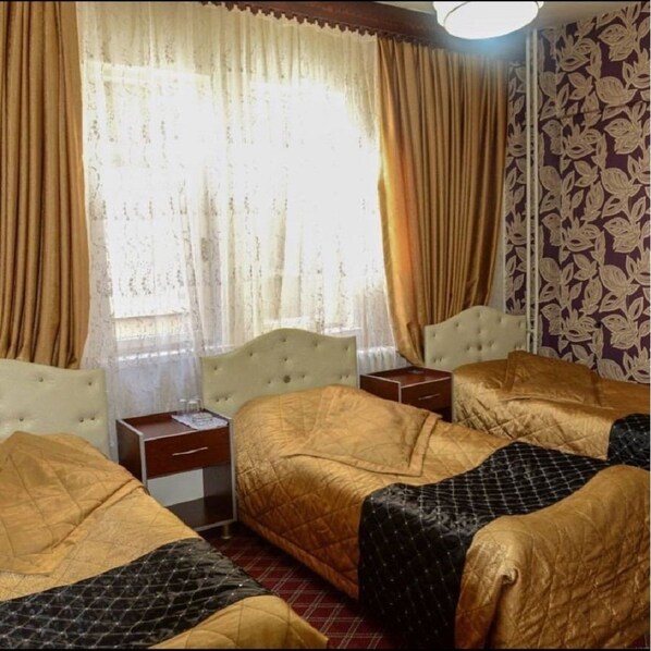 Driepersoonskamer | 1 slaapkamer, luxe beddengoed, een bureau, een strijkplank/strijkijzer