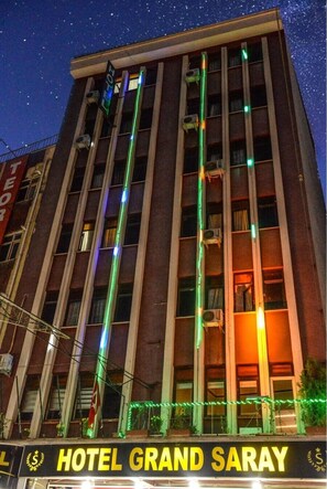 Voorkant accommodatie - avond/nacht