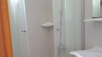 Apartamento | Banheiro | Chuveiro, secador de cabelo, toalhas de banho