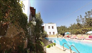 Piscine extérieure (ouverte en saison)