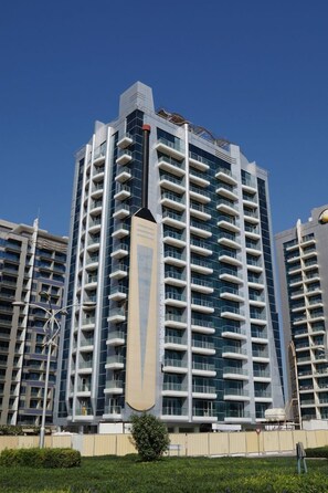 Front of property - Piks Key - Cricket Tower Sports City (Dubai)