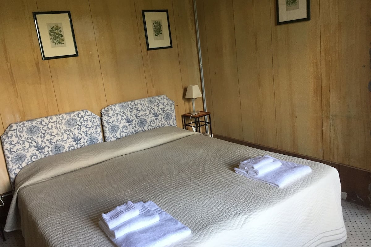 Double Room | Iron/ironing board (on request), cribs (free), WiFi (free), bed sheets