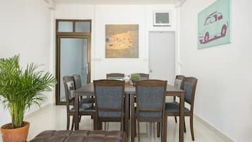 4 Bedrooms Villa | In-room dining