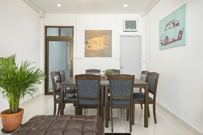 4 Bedrooms Villa  | Essbereich im Zimmer