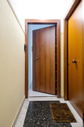 City Apartment, 2 Bedrooms, Balcony, City View | Interior entrance