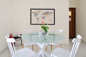 City-Apartment, 2 Schlafzimmer, Balkon, Stadtblick | Essbereich im Zimmer