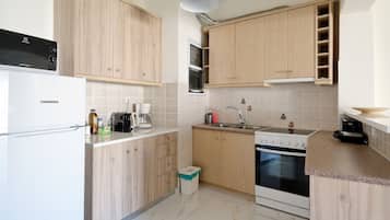 Refrigerador con freezer, microondas, horno, placa de cocina