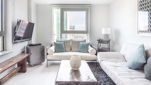 Luxury Apartment, 2 Double Beds, City View, Sea Facing | Living room - Anchor House (London)