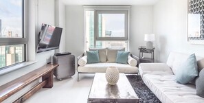 Luxury Apartment, 2 Double Beds, City View, Sea Facing | Living room