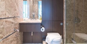 Appartement luxueux, 2 lits doubles, vue sur la ville, face à la mer | Salle de bain | Ensemble baignoire-douche, articles de toilette griffés