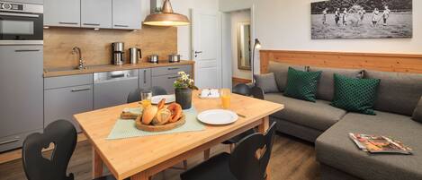 Deluxe-lejlighed - 2 soveværelser | Opholdsområde | Fladskærms-tv