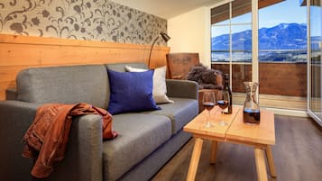 Deluxe-Apartment, 1 Schlafzimmer (D) | Wohnbereich | Flachbildfernseher