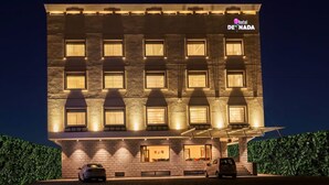Un edificio de hotel con múltiples ventanas y un letrero que dice "Hotel De Nada".