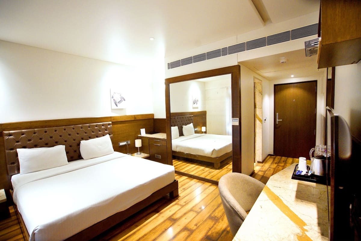 Quarto casal com design assinado, 1 cama de casal | Frigobar, cofres nos quartos, escrivaninha