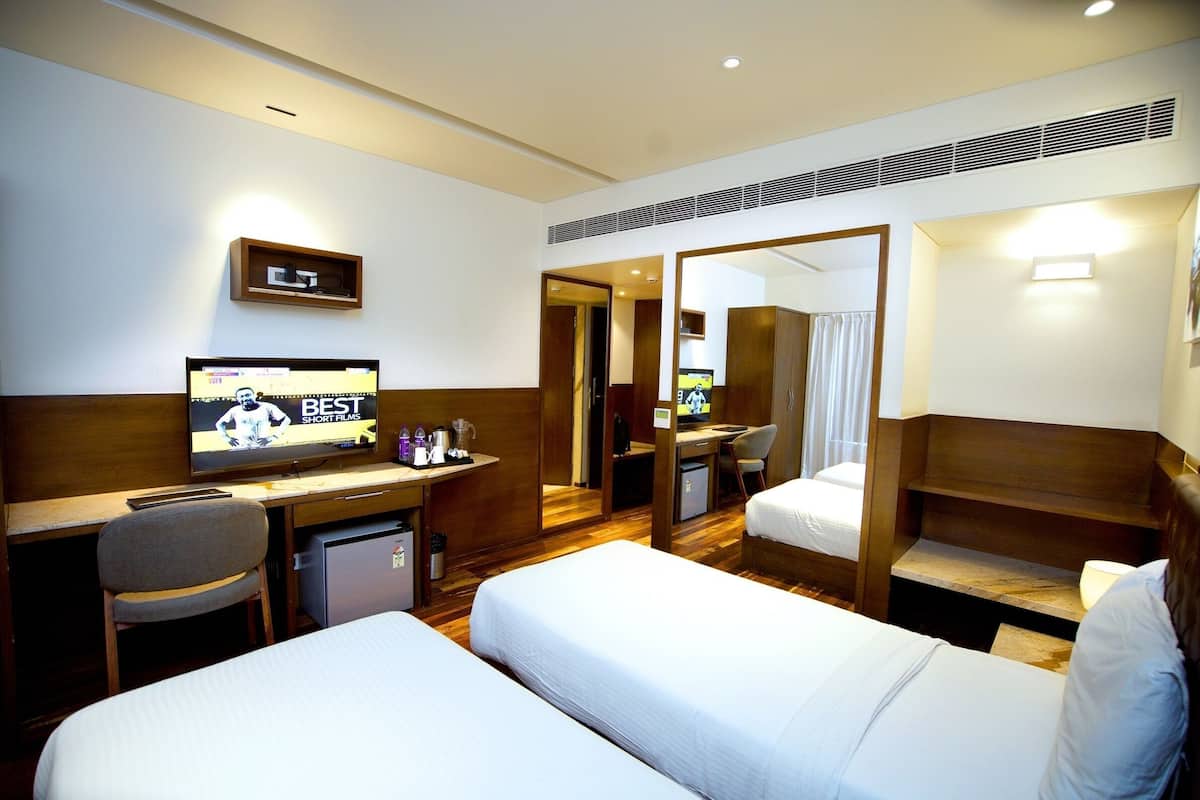 Minibar, in-room safe, desk, iron/ironing board