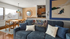 Condo, 2 habitaciones | Área de sala de estar | Televisión 