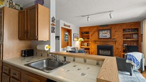 Private kitchen - 14 Snowside 2 Bedroom Condo by RedAwning (Waitsfield)