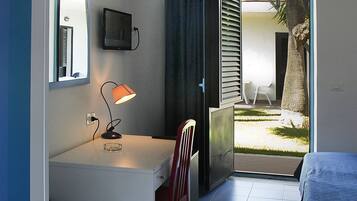 Doppelzimmer | Schreibtisch, laptopgeeigneter Arbeitsplatz, Verdunkelungsvorhänge