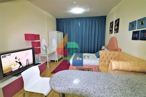 Studio (213)