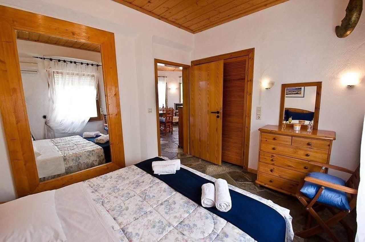 Un dormitorio con cama, cómoda, espejo y silla.