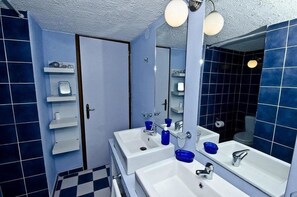 Ducha, secador de pelo, toallas, jabón