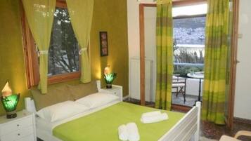 Laptop workspace, soundproofing, iron/ironing board, free WiFi