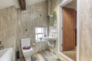 双人房 | 浴室 | 独立的浴缸和淋浴、免费洗浴用品、毛巾