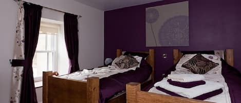 Herbergi fyrir tvo, tvö rúm | Rúmföt af bestu gerð, skrifborð, ókeypis þráðlaus nettenging, rúmföt