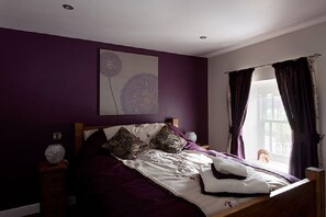 双人房 | 高档床上用品、办公桌、免费 WiFi、床单