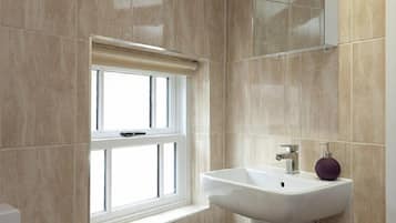 Double Room | Bathroom | Separate tub and shower, free toiletries, towels