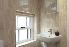 Double Room | Bathroom | Separate tub and shower, free toiletries, towels - The Fountain Tea Rooms B&B (Matlock)