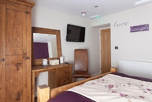 Double Room | Premium bedding, desk, free WiFi, bed sheets - The Fountain Tea Rooms B&B (Matlock)