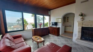 Departamento, 2 habitaciones | Área de sala de estar | Televisión 