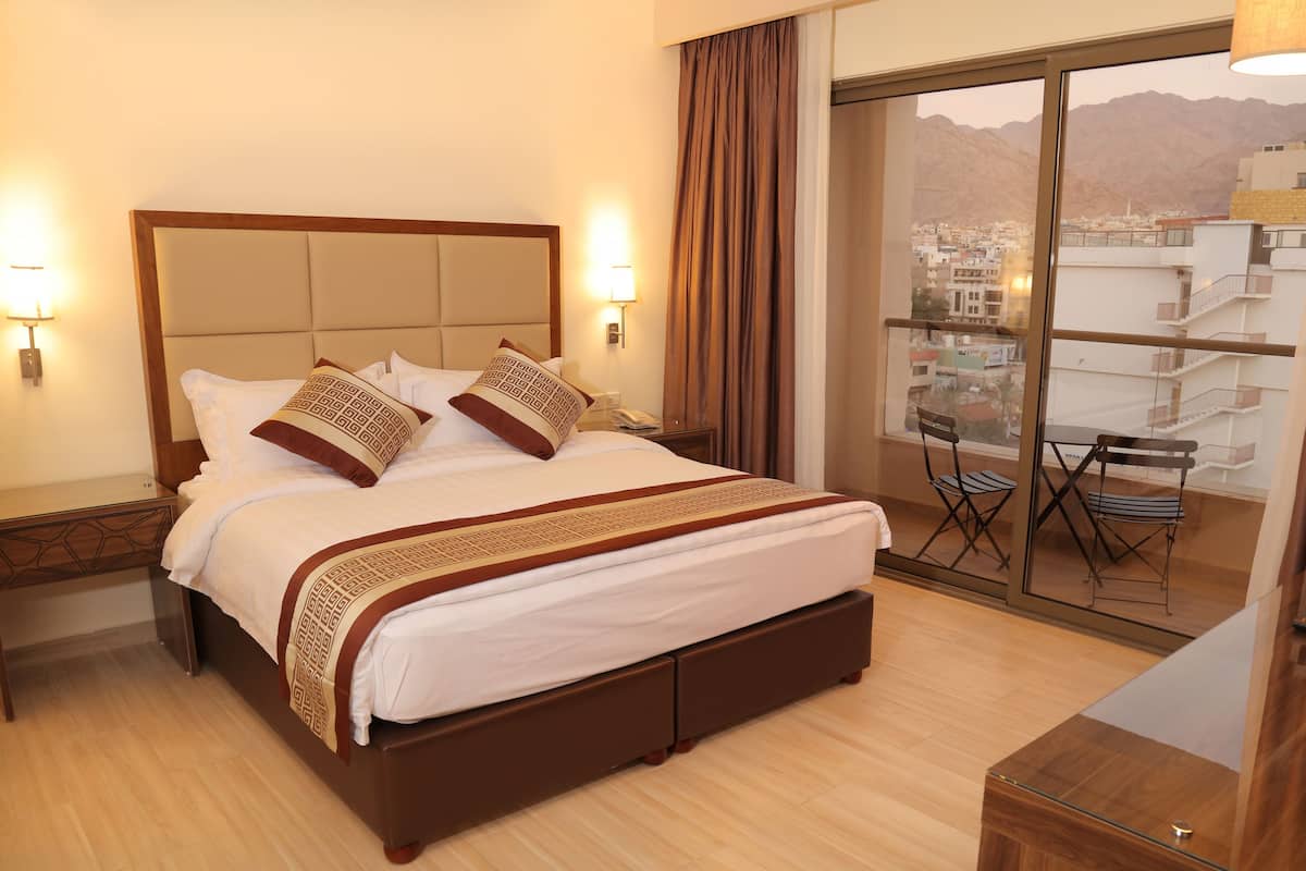 Camera Deluxe, 1 camera da letto, frigorifero, vista mare parziale | Una cassaforte in camera, una scrivania, insonorizzazione