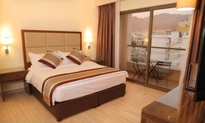 Habitació Deluxe, 1 dormitori, frigorífic, vistes parcials al mar | Caixa forta a l'habitació, escriptori i habitacions insonoritzades