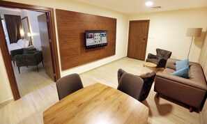 Executive kamer, 1 slaapkamer, koelkast, op Executive-verdieping | Woonkamer | Een flatscreentelevisie
