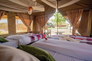 Twin Tents | Decoración personalizada, muebles diferentes y escritorio 